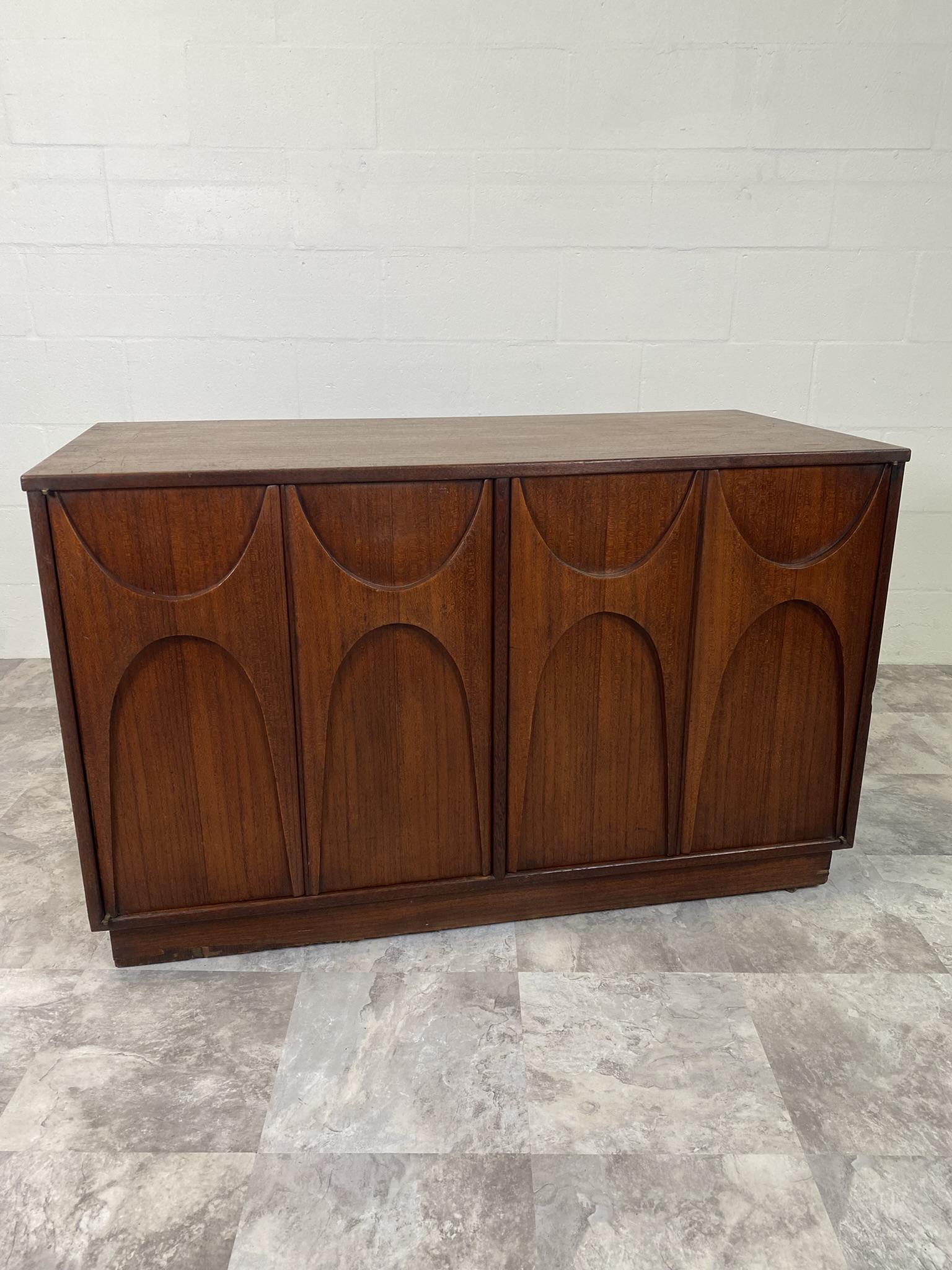 RICARDO LYNN & CO. CABINET: HAVING BI-FOLDING DOORS, VINYL RECORD OR VERTICAL FILE STORAGE.