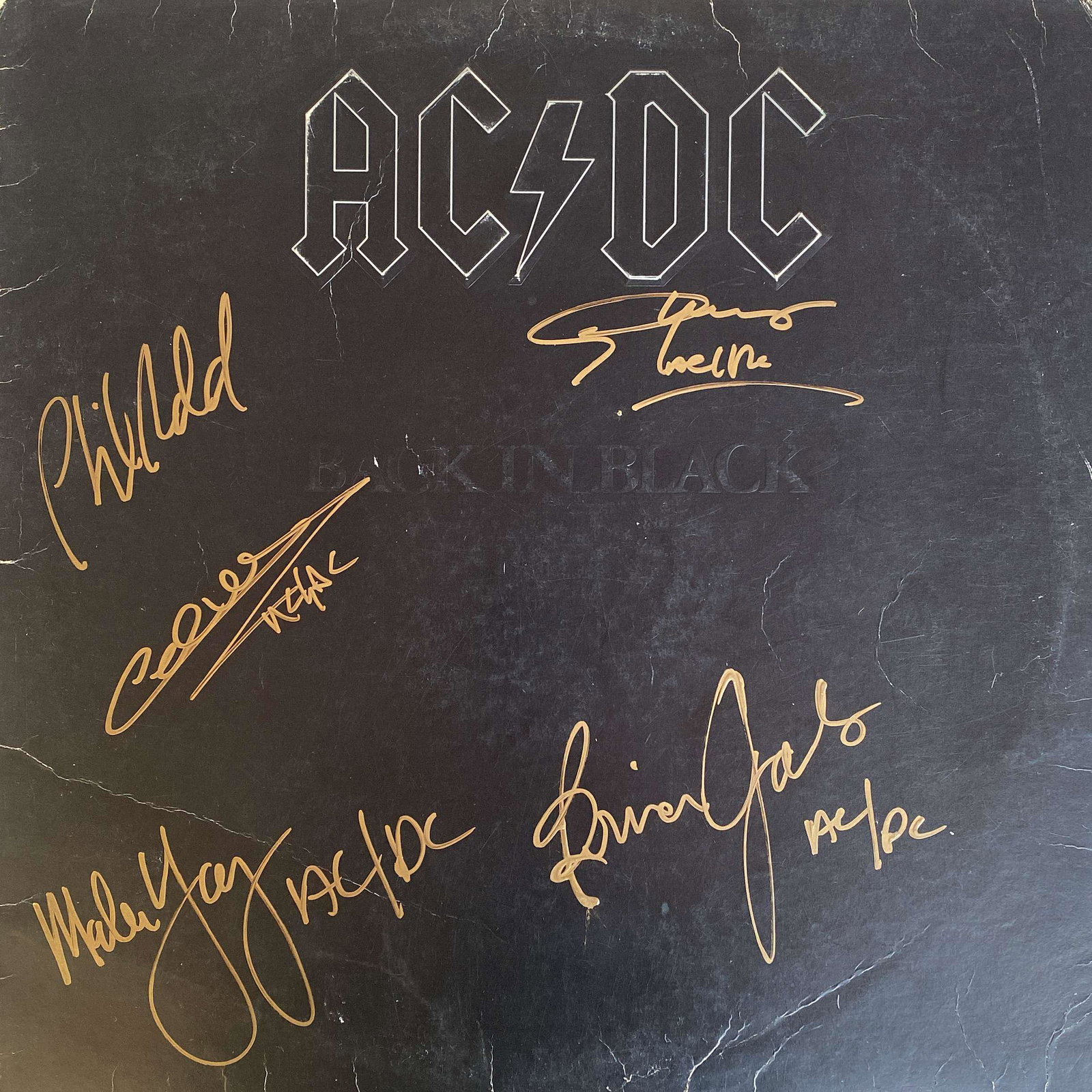 AC/DC SIGNED LP ALBUM: "BACK IN BLACK", 1980. SIGNED BY BRIAN JOHNSON, ANGUS YOUNG, MALCOLM YOUNG, CLIFF WILLIAMS, PHIL RUDD. ALBUM INCLUDED. PRIVATE COLLECTION, PERSONALLY RECEIVED.