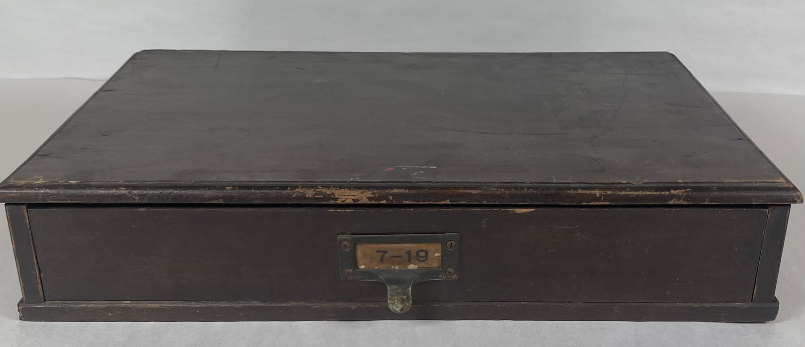 WATCHMAKER'S SUPPLY BOX: CRYSTALS SORTED BY SIZE IN SEPARATED STORAGE BOX. 17"X11"X3.5"