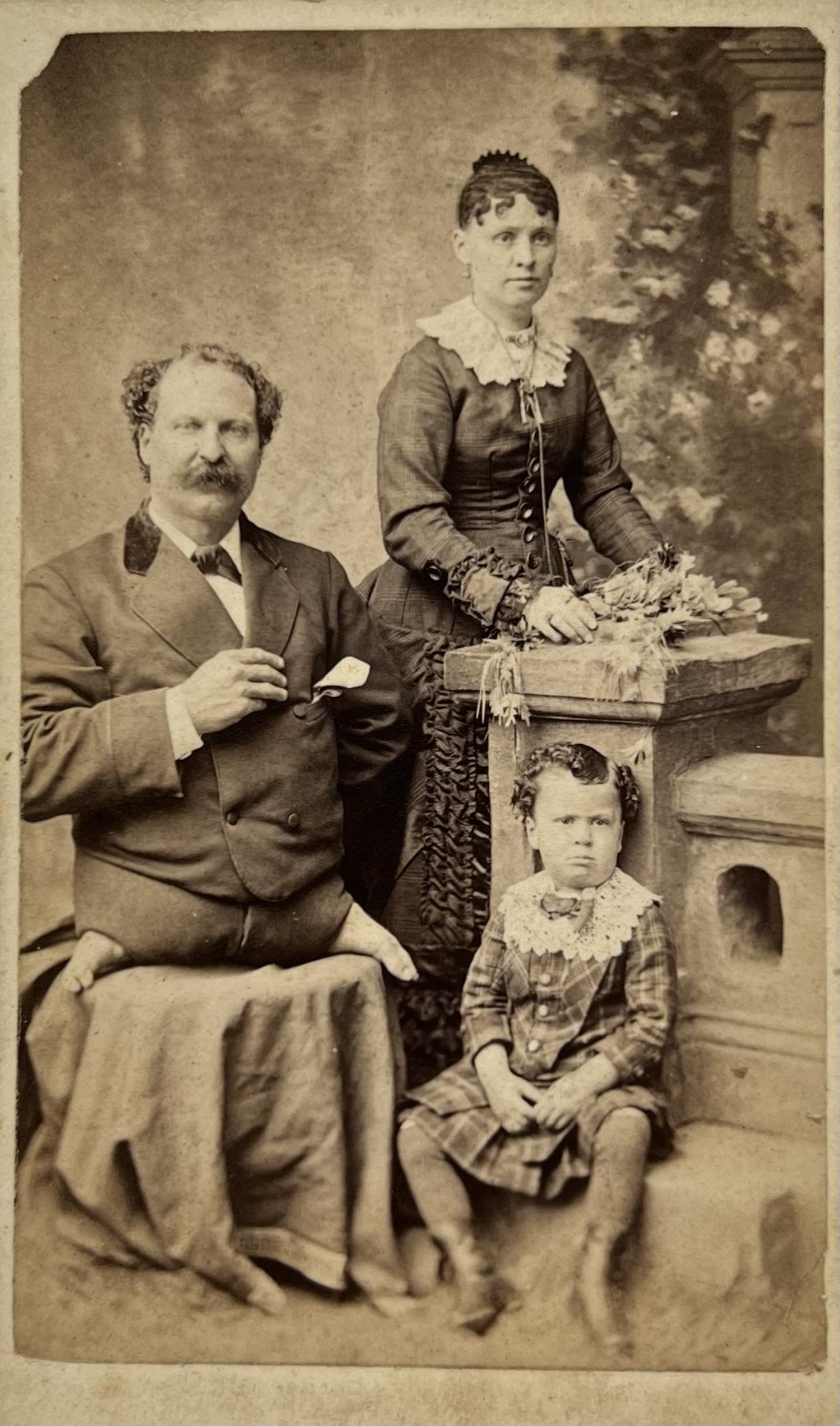 ELI BOWEN AND FAMILY (1 of 1)