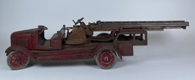 BUDDY L FIRE LADDER TRUCK: ORIGINAL USED BUDDY L FIRE LADDER TRUCK C.1928. DETACHED LADDER TOP, NO BELL, PERIOD PULL CORD COILED AND PRESENT. 38"