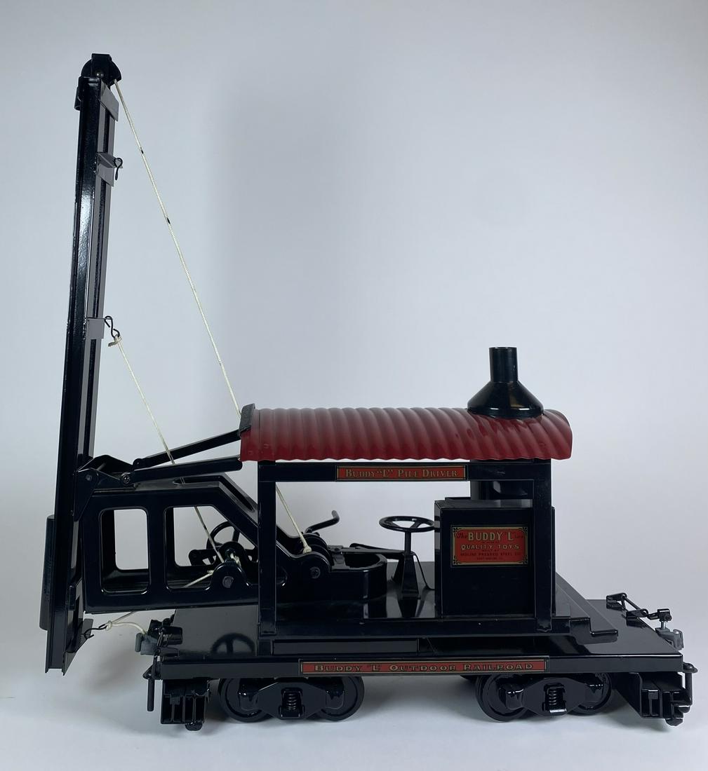 RARE PILE DRIVER BUDDY L OUTDOOR TRAIN CAR.: OUTDOOR TRAIN STEAM PILE DRIVER. IMMACULATE CONDITION, LIKELY T-PRODUCTIONS RE-RELEASE OF THIS EXTREMELY RARE BUDDY L TRAIN ACCESSORY. 20" L X 23" H
