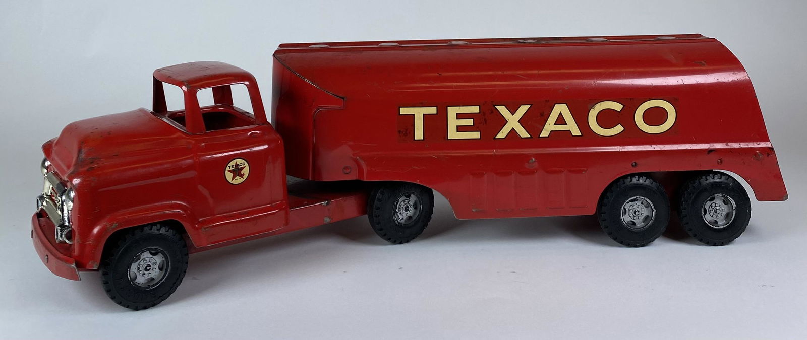 BUDDY L TEXACO TRUCK TRAILER: GREAT BUDDY L TEXACO TRUCK WITH GMC CAB AND NICE STICKERS. PARTIAL MOLINE STICKER PRESENT ON CHASSIS BOTTOM. GREAT ADVERTISING TOY C.1955. 24" L.