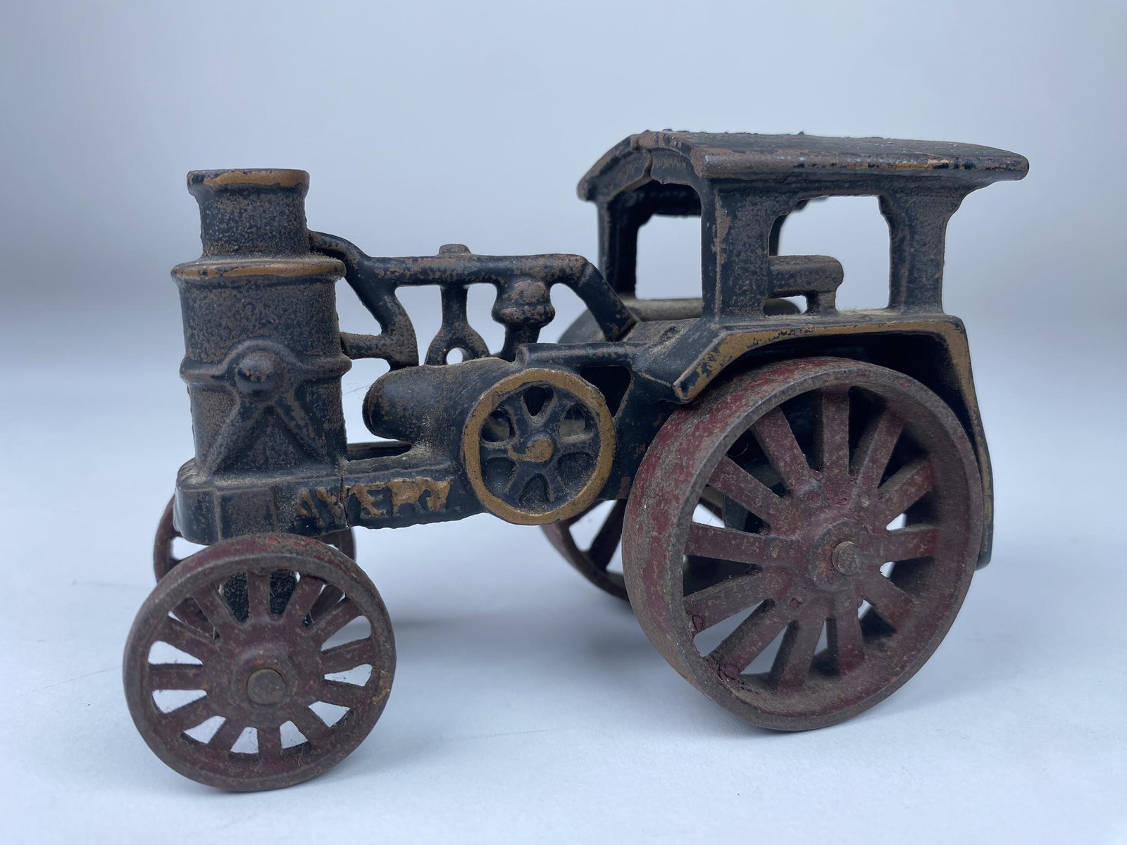 ARCADE AVERY TRACTOR: EARLY CAST IRON AVERY TRACTOR BY ARCADE. NICE ORIGINAL TRACTOR C.1925.