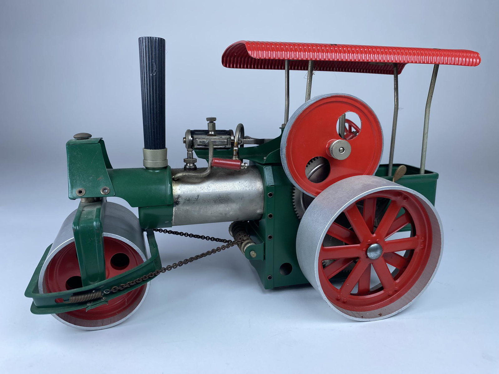 OLD SMOKEY STEAM ROLLER WILESCO: GERMAN STEAM ROLLER IN RED AND GREEN. NO BURNER PRESENT. 13" L.