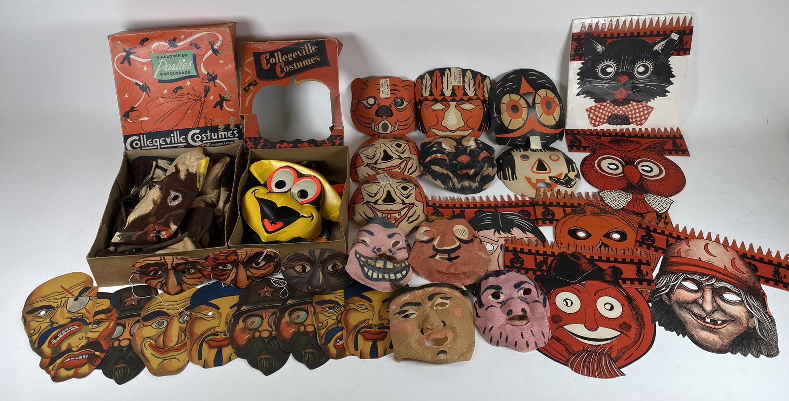 HALLOWEEN MASK AND COSTUME LOT.: HALLOWEEN MASK AND COSTUME LOT. INCLUDES BUZZY THE CROW AND HORSE COSTUME AND CHINAMAN WITH ASSORTED OTHERS.