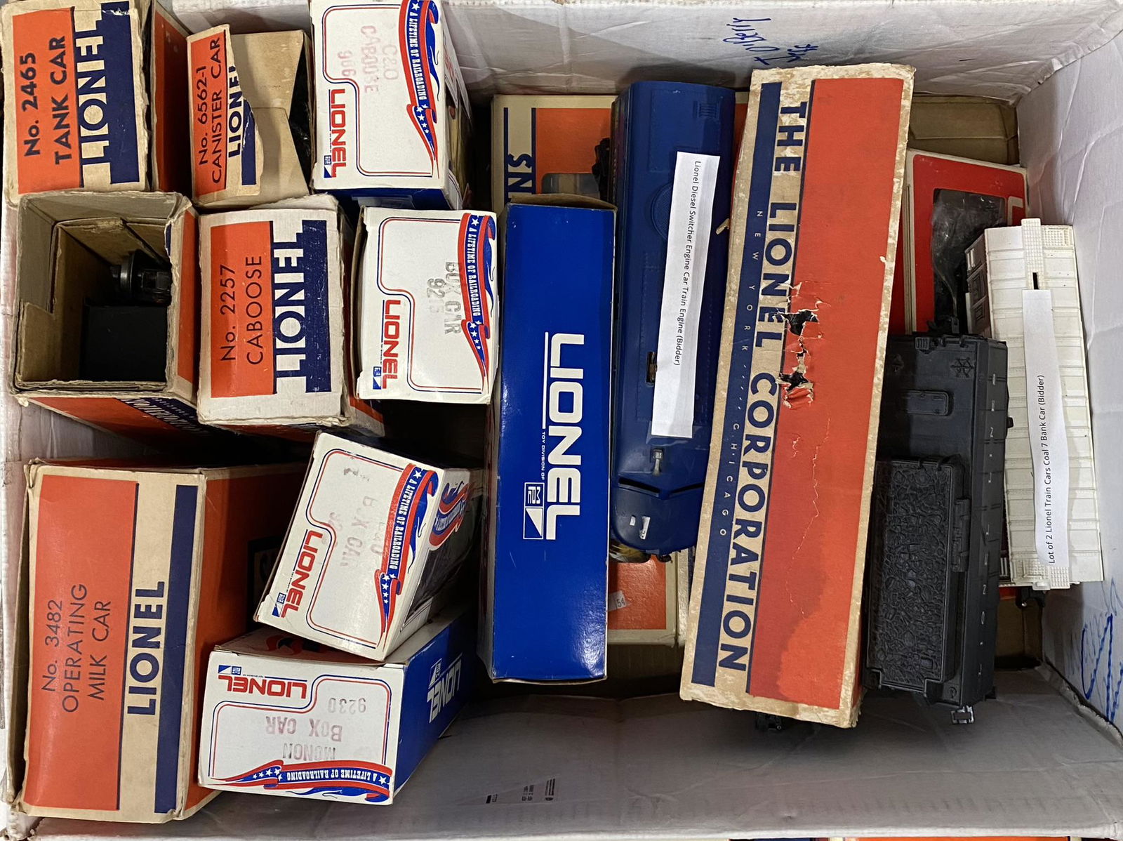 GIANT BOX OF LIONEL CARS AND ACCESSORIES.: GIANT BOX OF LIONEL CARS AND ACCESSORIES. INCLUDES CHESAPEAKE & OHIO 2024 ENGINE, MILK CAR 3482, 621 ENGINE, NEW BALTIMORE CARS 6071 & 6073, PLUS! UNTESTED. 1654T TENDER INCLUDED.