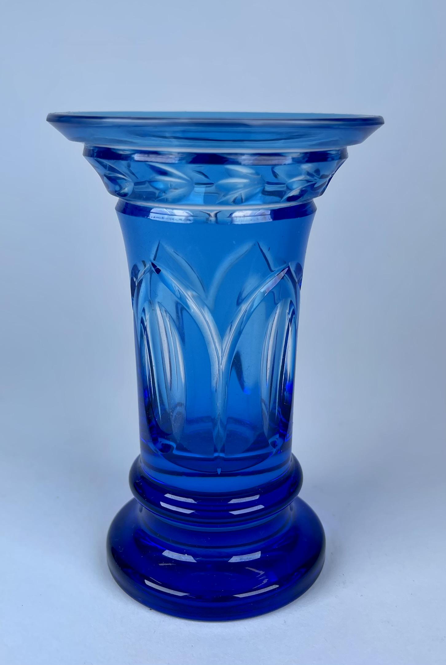 WILLIAM YEOWARD ART GLASS VASE: SIGNED. 5"H
