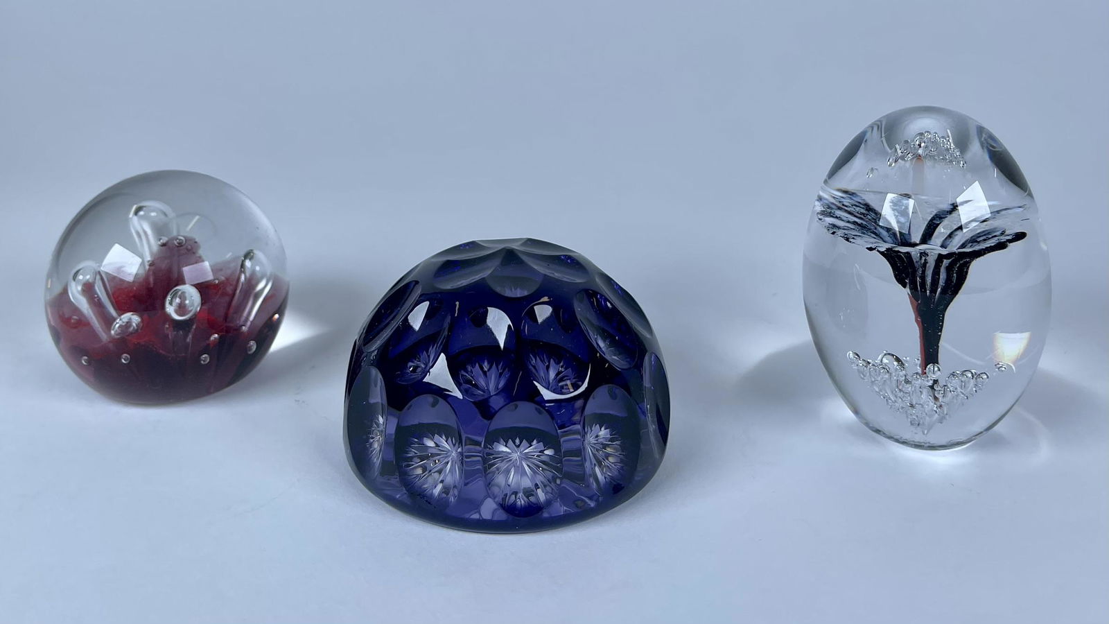 ART GLASS WEIGHT COLLECTION: WEBB CORBETT FACETTED, DAUM, CAITHNESS MOONFLOWER. LARGEST IS 3"