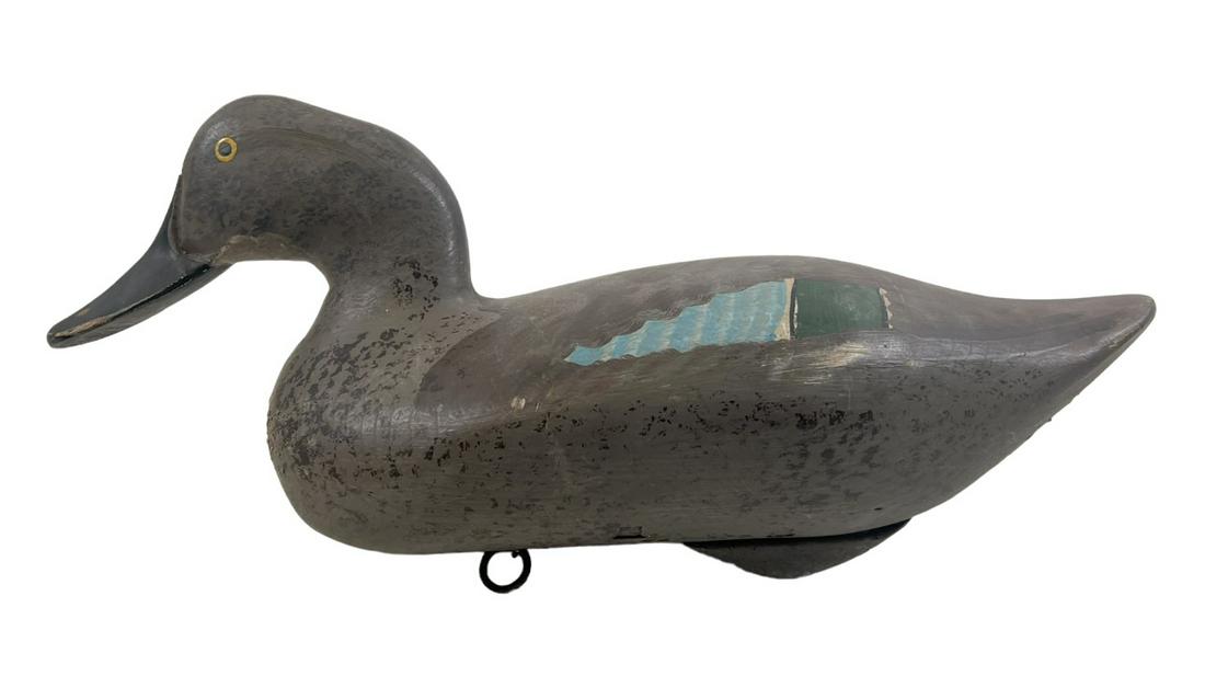 VINTAGE DECOY DUCK: WOODEN HAND-CARVED AND PAINTED. UNSIGNED.