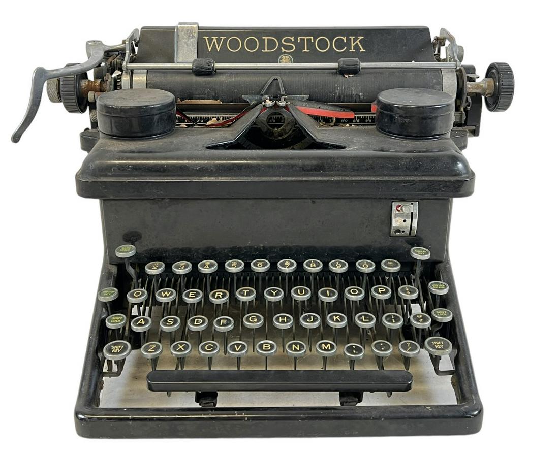 WOODSTOCK VINTAGE TYPEWRITER: IN WORKING CONDITION.