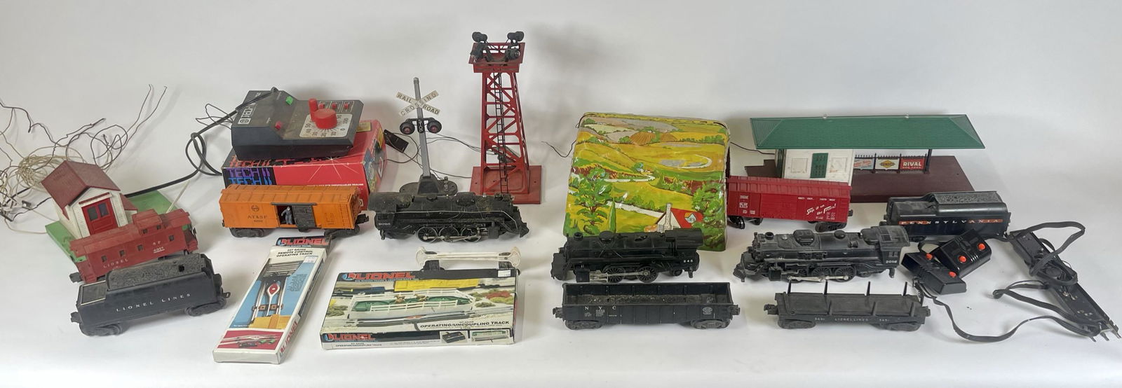 LIONEL TRAINS COLLECTION: INCLUDES TUNNEL, STATION, CARS, TOWER AND MORE