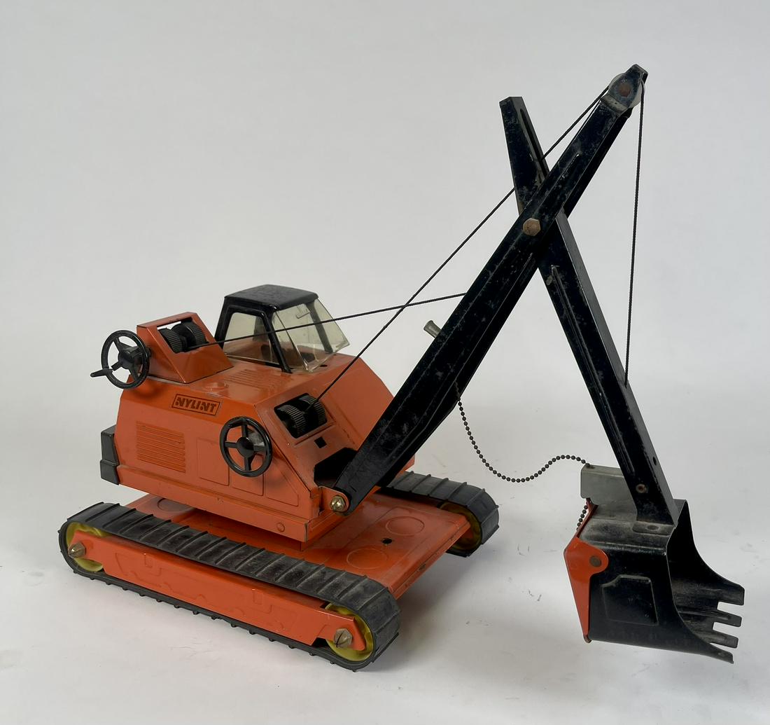 NYLINT STEAM SHOVEL: ONE PLASTIC CRANK IS BROKEN, LOOSE WINDSHIELD. 18"L