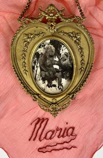 MARIA HOYT - M'TOTO GORILLA PHOTOGRAPH AND SCARF: A CHARIMING GILT, HEART-SHAPED FRAME CONTAINING A PHOTOGRAPH OF M' TOTO AND PET KITTEN PRINCIPE. TAKEN AT THE HOYT ESTATE IN COUNTRY CLUB PARK, HAVANA, CUBA, C.1933. ALSO INCLUDES A SILK HANDKERCHIEF