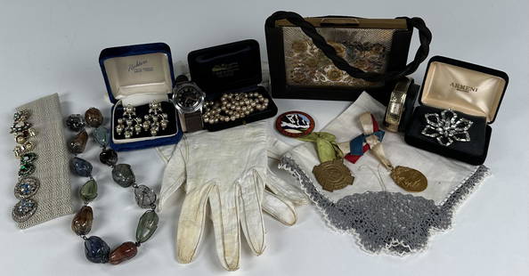 MARIA HOYT VANITY COLLECTION: COLLECTION OF VANITY ITEMS FROM THE ESTATE OF MARIA HOYT, OWNER OF M'TOTO THE QUEEN OF THE GORILLAS. HOYT ESTATE ITEMS INCLUDING WHITE GLOVES, TRAVEL COMPACT, HANDKERCHIEF, STRING OF PEARLS, SAFARI