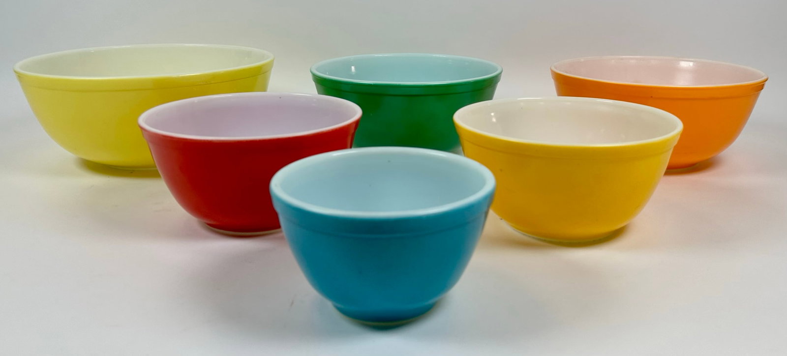 Pyrex Nest of Mixing Bowls: largest is 10"