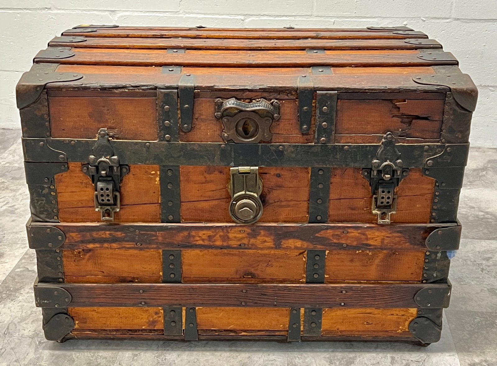 ANTIQUE RAILROAD TRUNK: 28"X19"X20"