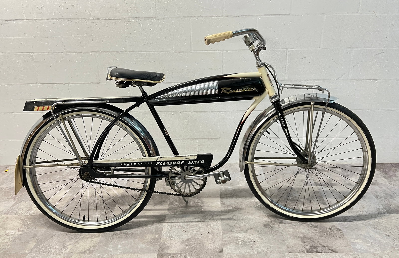 1950'S AMF ROADMASTER BICYCLE: NICE ORIGINAL ROADMASTER PLEASURE LINER, FRONT AND REAR RACKS, STEWART WARNER CADET ODOMETER/SPEEDOMETER.