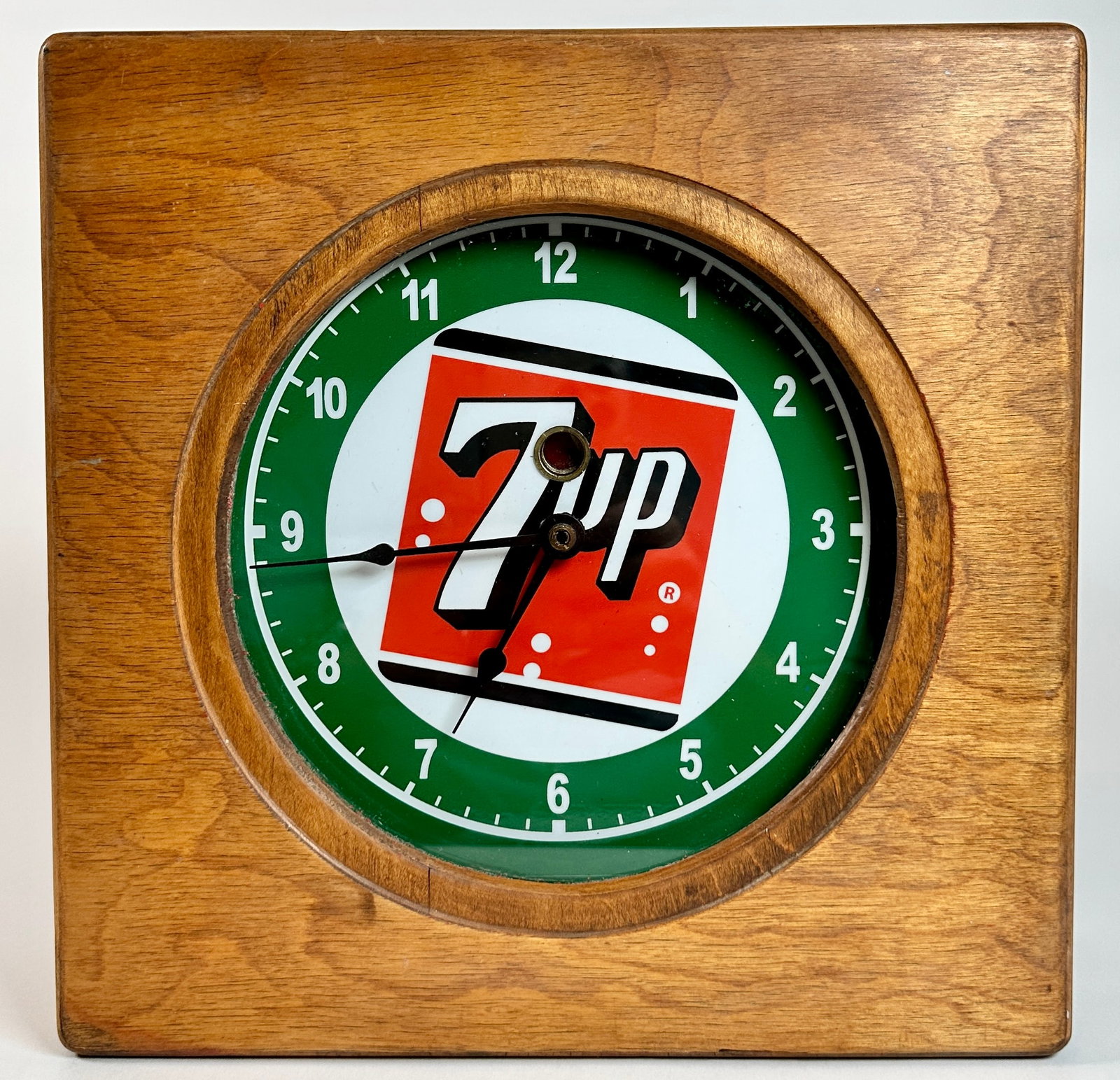 7-UP SODA CASE CLOCK: ADVERTSING CLOCK FOR 7-UP SODA, ELECTRIC, WORKING. 11"X5"X11"