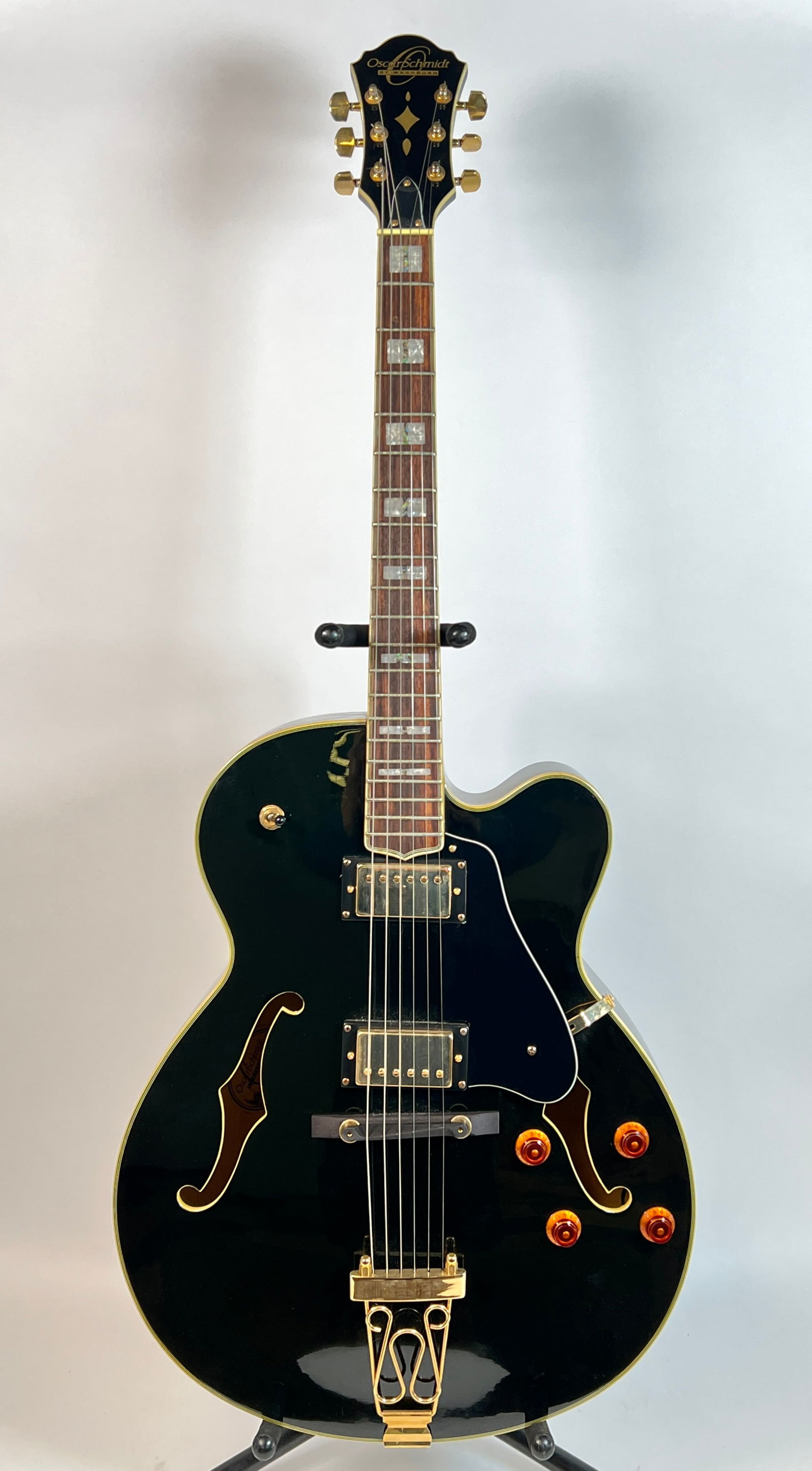 OSCAR SCHMIDT DELTA KING BY WASHBURN GUITAR: MODEL OE40B, AS NEW WITH HARD CASE. 335 STYLE SEMI-HOLLOW ELECTRIC GUITAR.