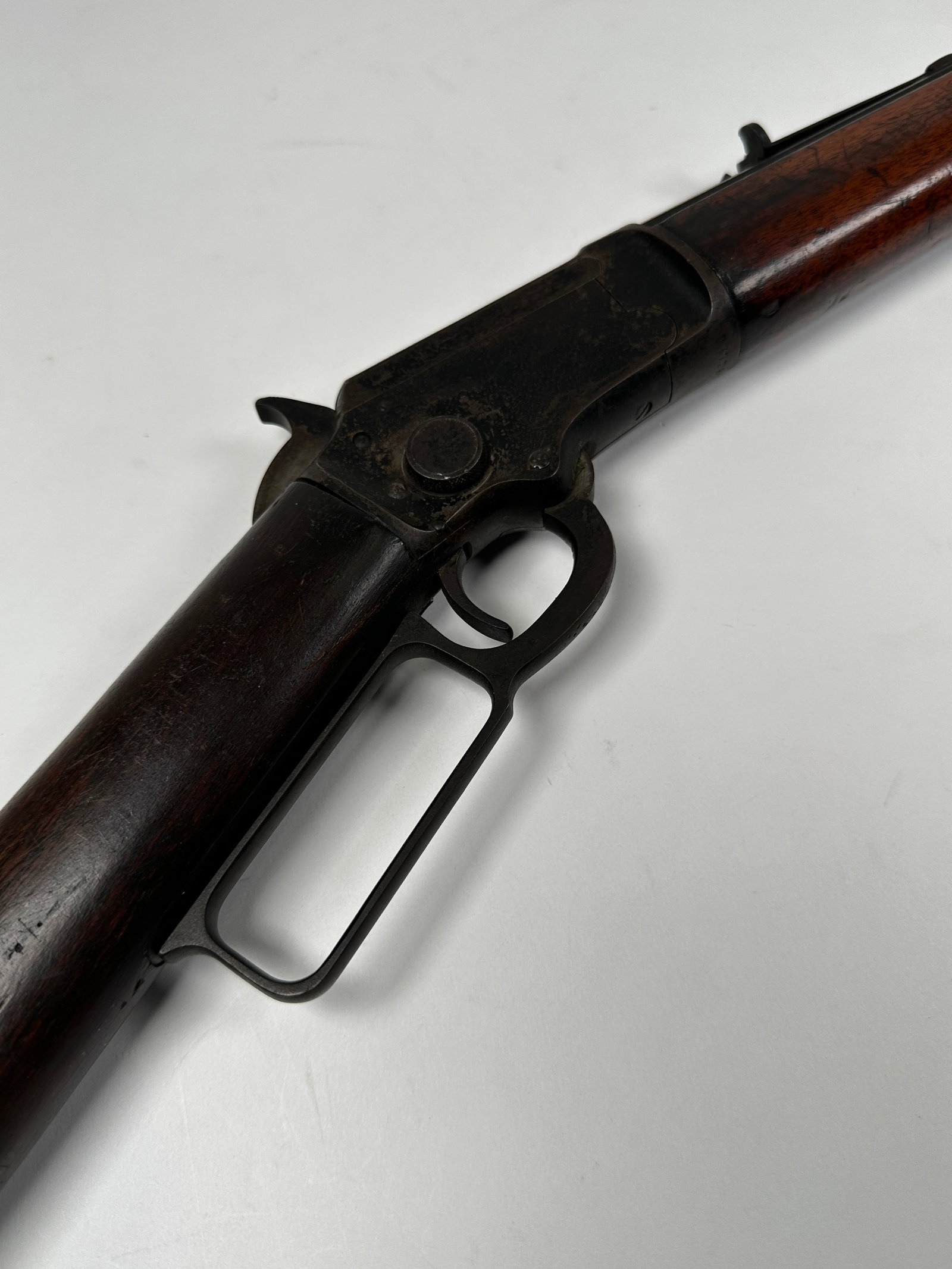 MARLIN ANTIQUE RIFLE: LEVER ACTION, .22 CAL, OCTAGON BARREL, C.1892. SOLD AS ANTIQUE. SERIAL 277262