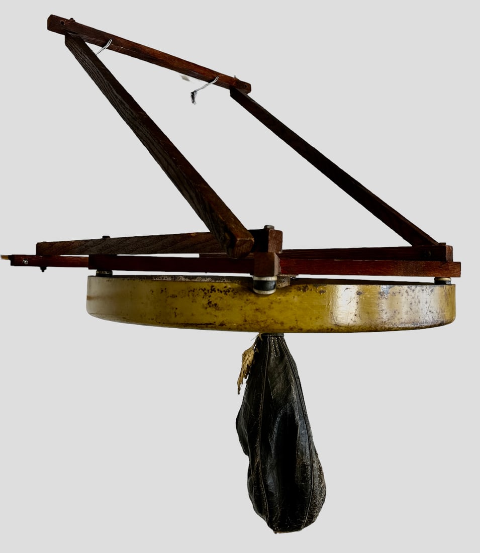 BOXING - VINTAGE EVERLAST SPEED BAG WITH MOUNT: WALL MOUNTED BOXING SPEED BAG.