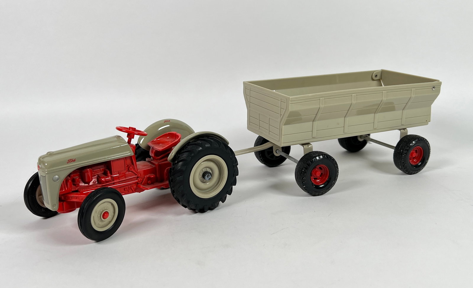 ERTL FORD 8N TRACTOR AND WAGON: 1/16 SCALE.