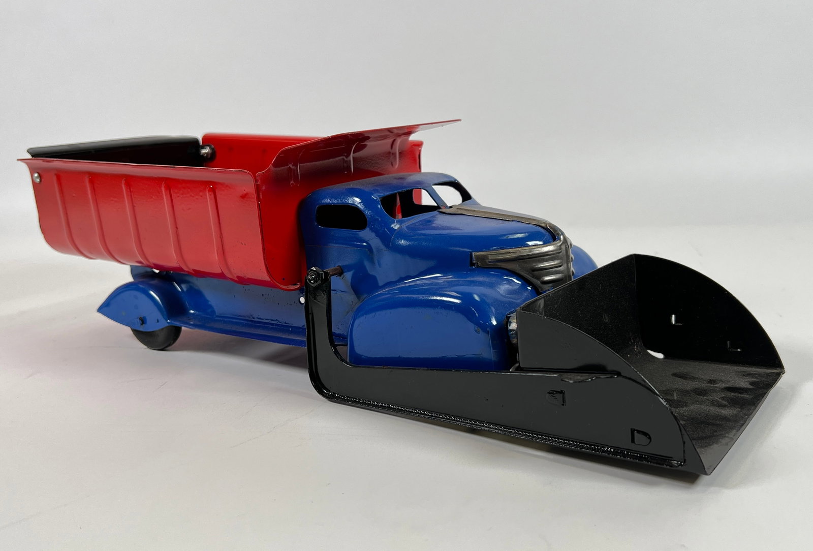 MARX TOYS PRESSED STEEL TRUCK: WITH WORKING FRONT LOADER. 17"L