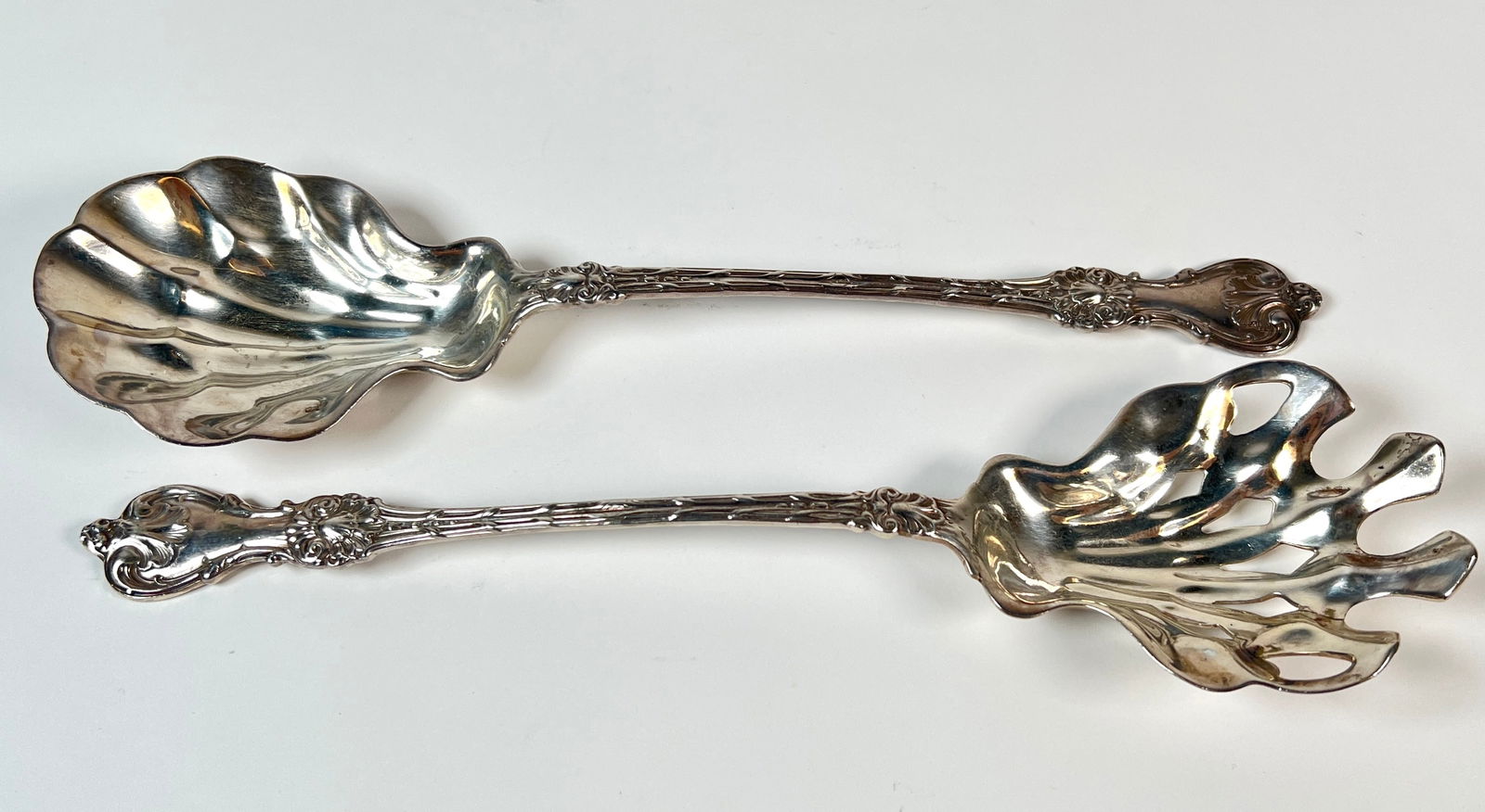 SILVERCRAFT STERLING SILVER SERVING: PAIR OF SERVING UTENSILS. 300 GRAMS TOTAL WEIGHT.