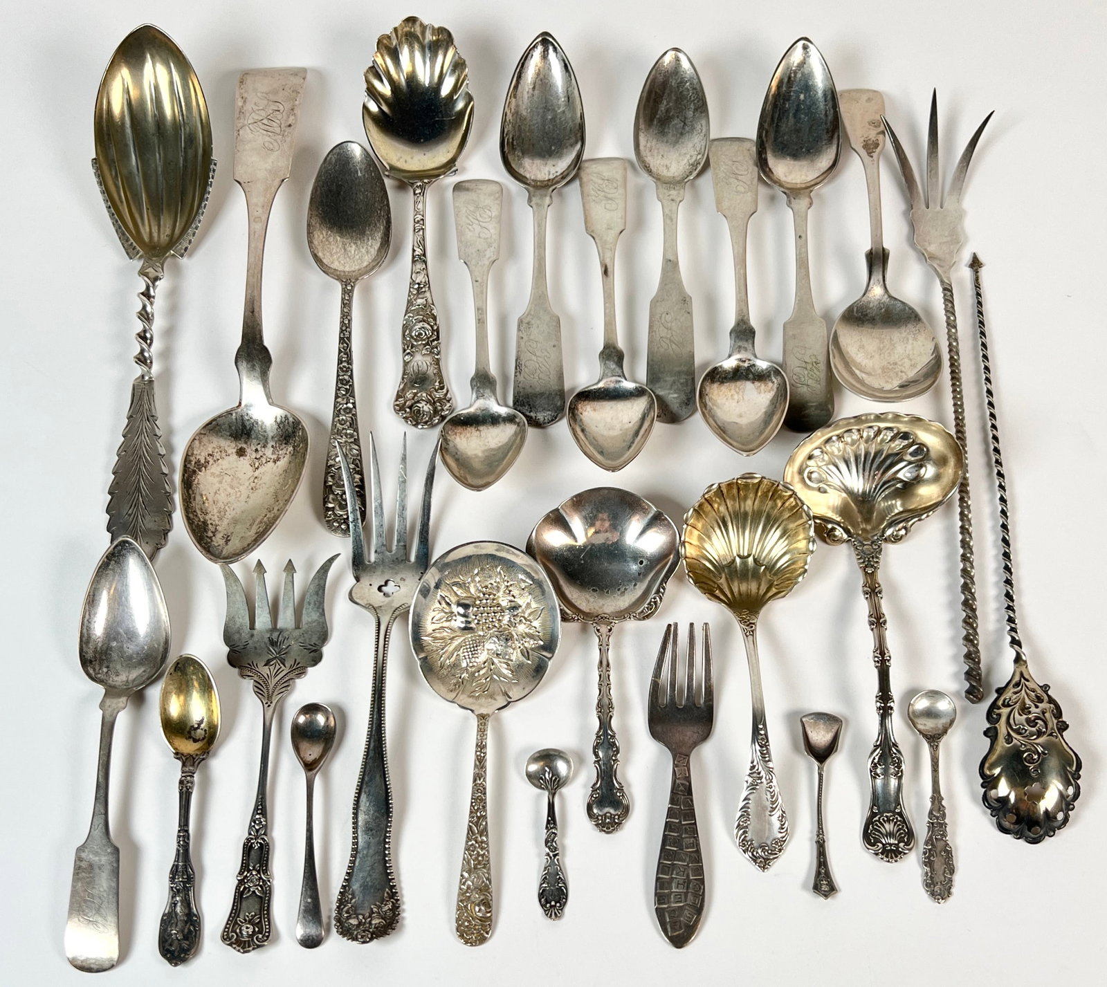 STERLING SILVER FLATWARE - SERVING: 520 GRAMS TOTAL WEIGHT
