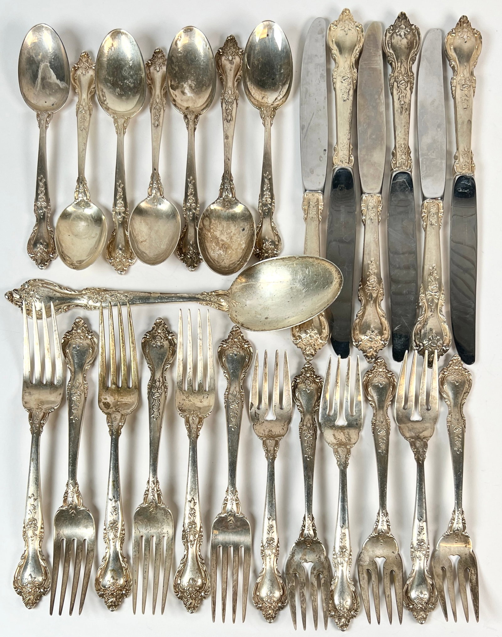 LUNT STERLING SILVER FLATWARE: SERVICE FOR 6 WITH EXTRAS. 910 GRAMS TOTAL WEIGHT
