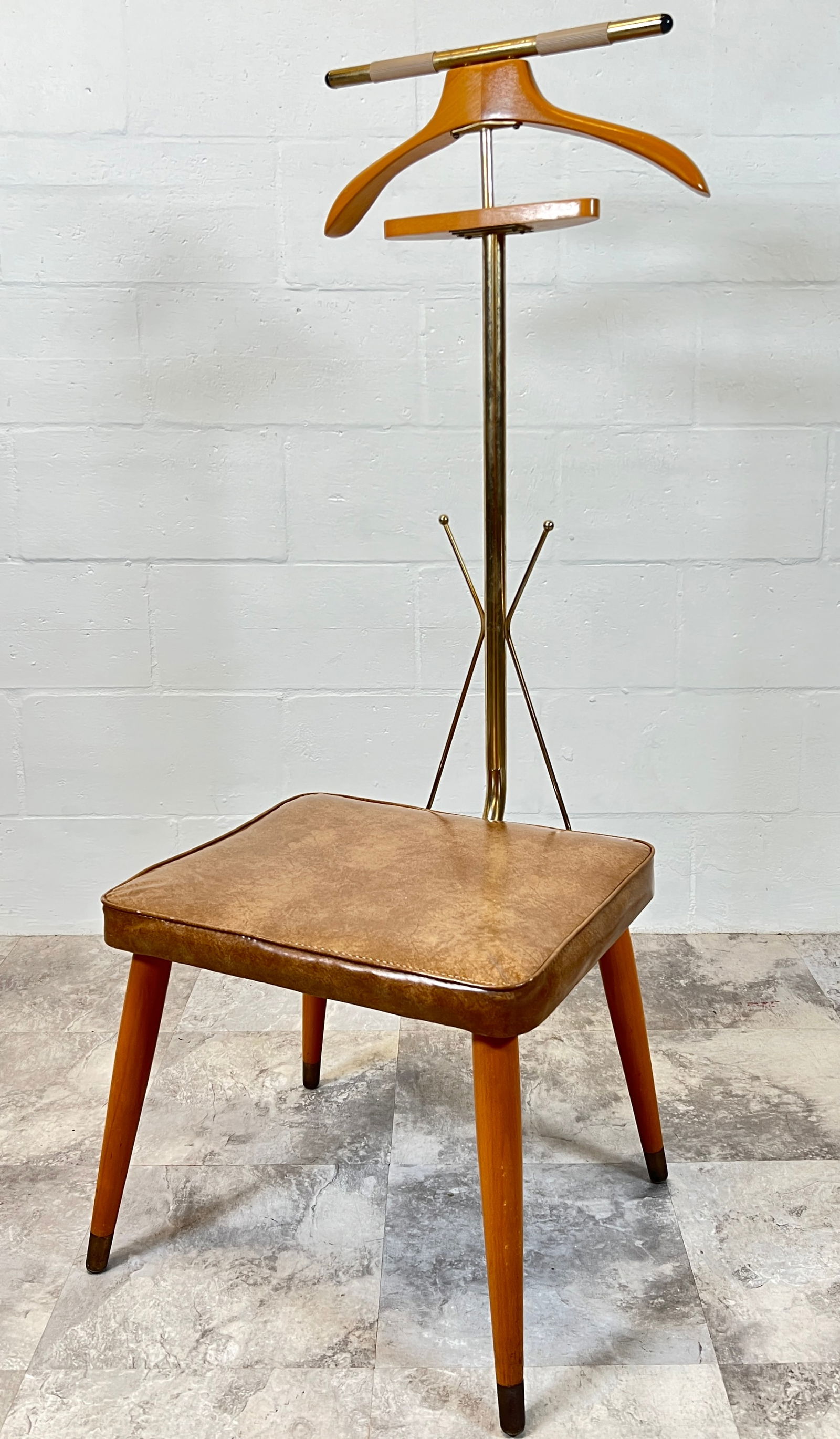 VINTAGE GENTLEMAN'S VALET: VALET STAND WITH PADDED SEAT.