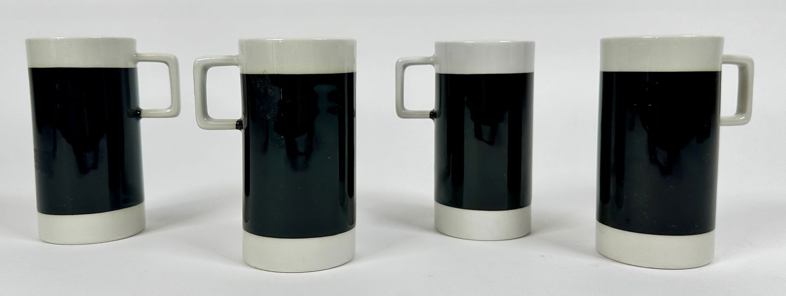BRANIFF INTERNATIONAL AIRLINE COFFEE MUGS (1 of 2)
