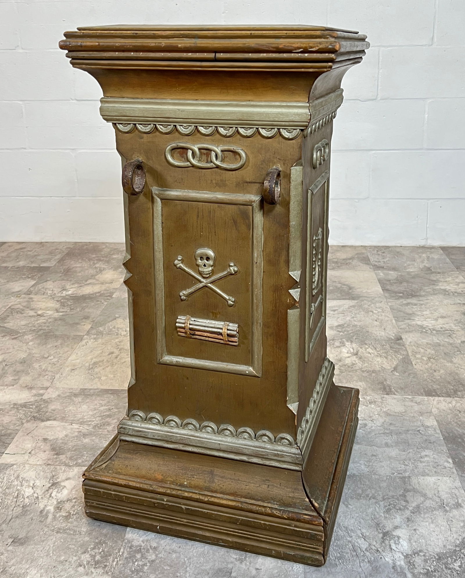 ORDER OF ODDFELLOWS CEREMONIAL PEDESTAL (1 of 5)