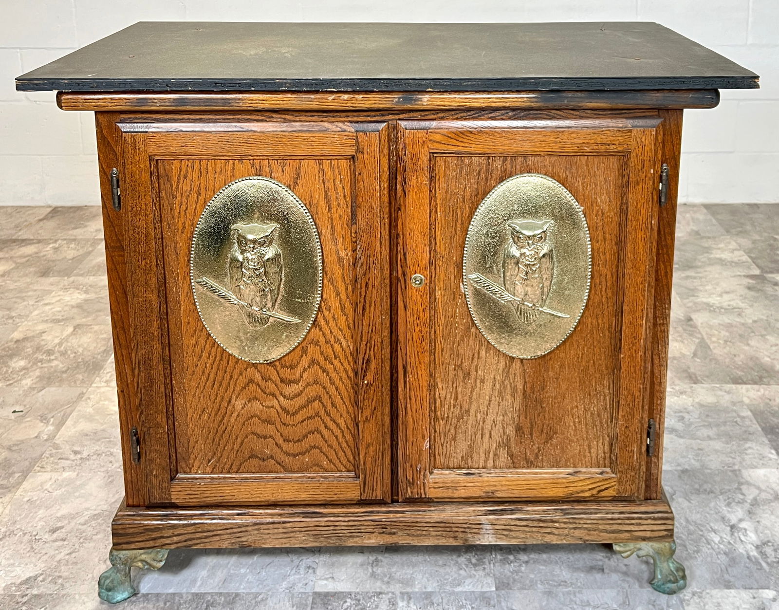 MILLS SLOT MACHINE CABINET (1 of 2)