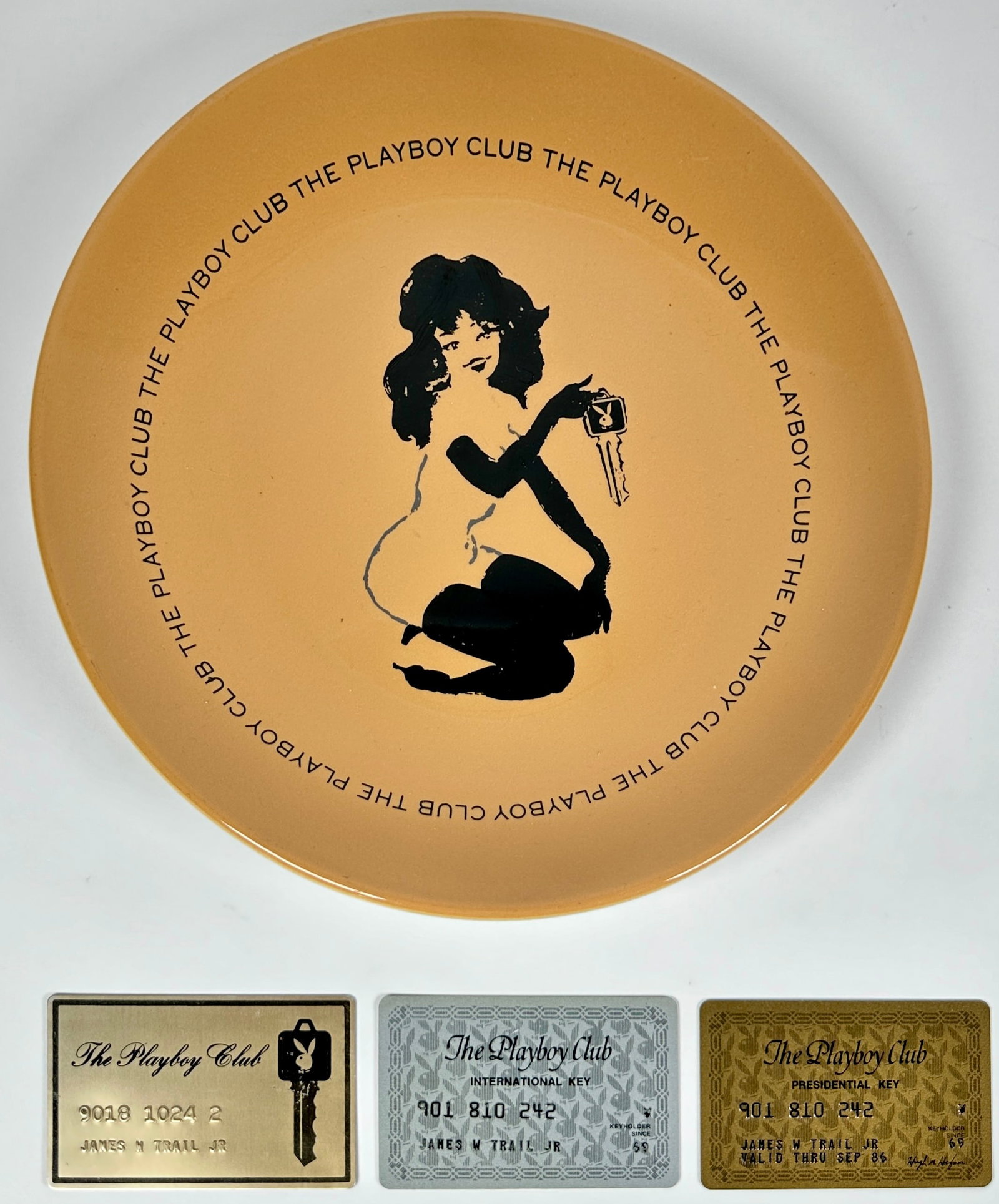 THE PLAYBOY CLUB MEMORABILIA: THE PLAYBOY CLUB PLATE AND THREE KEY CARDS INCLUDING PRESIDENTIAL AND INTERNATIONAL. JACKSON CHINA, 9.5"