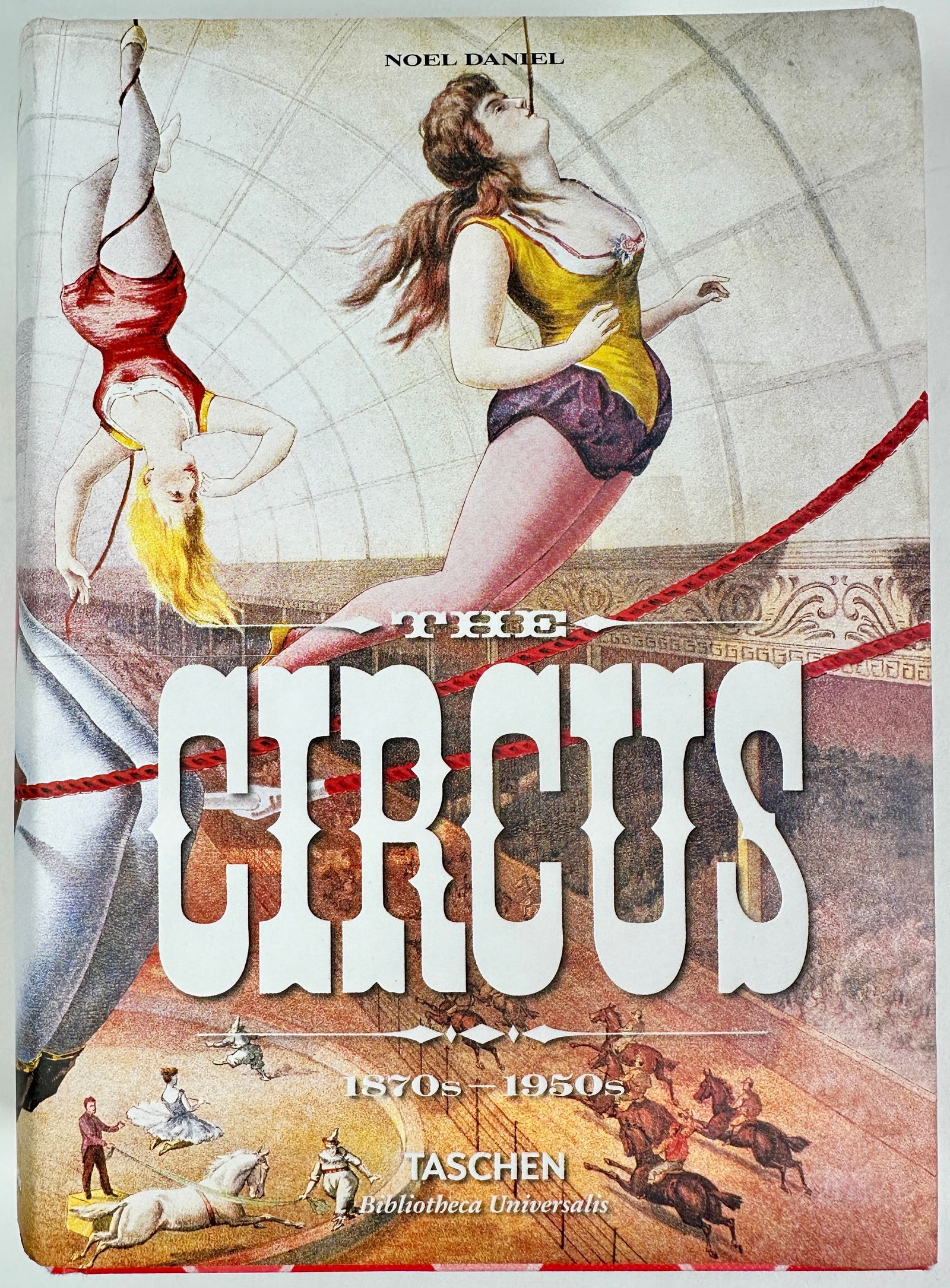 CIRCUS - TASCHEN (1 of 1)