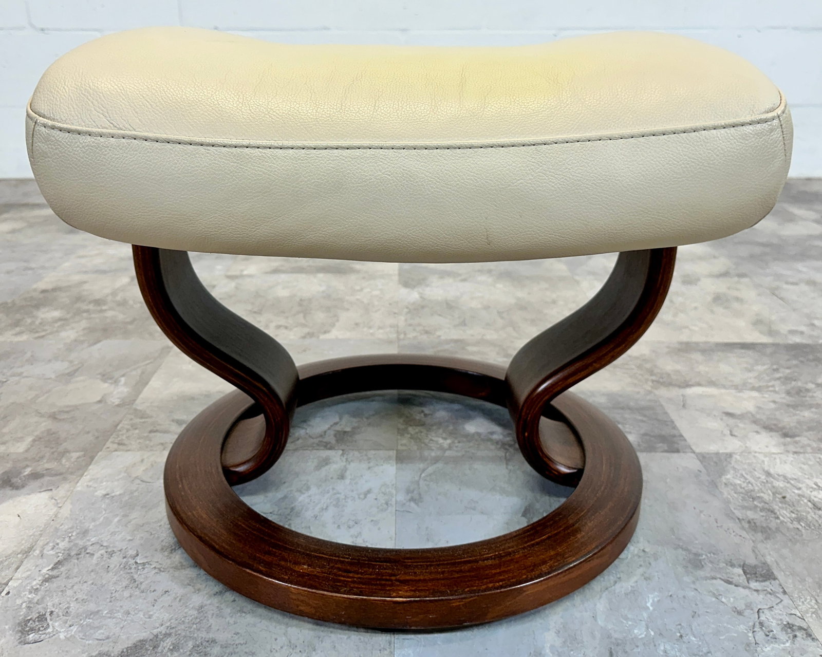 EKORNES LEATHER FOOT STOOL: IN OFF WHITE LEATHER, VG