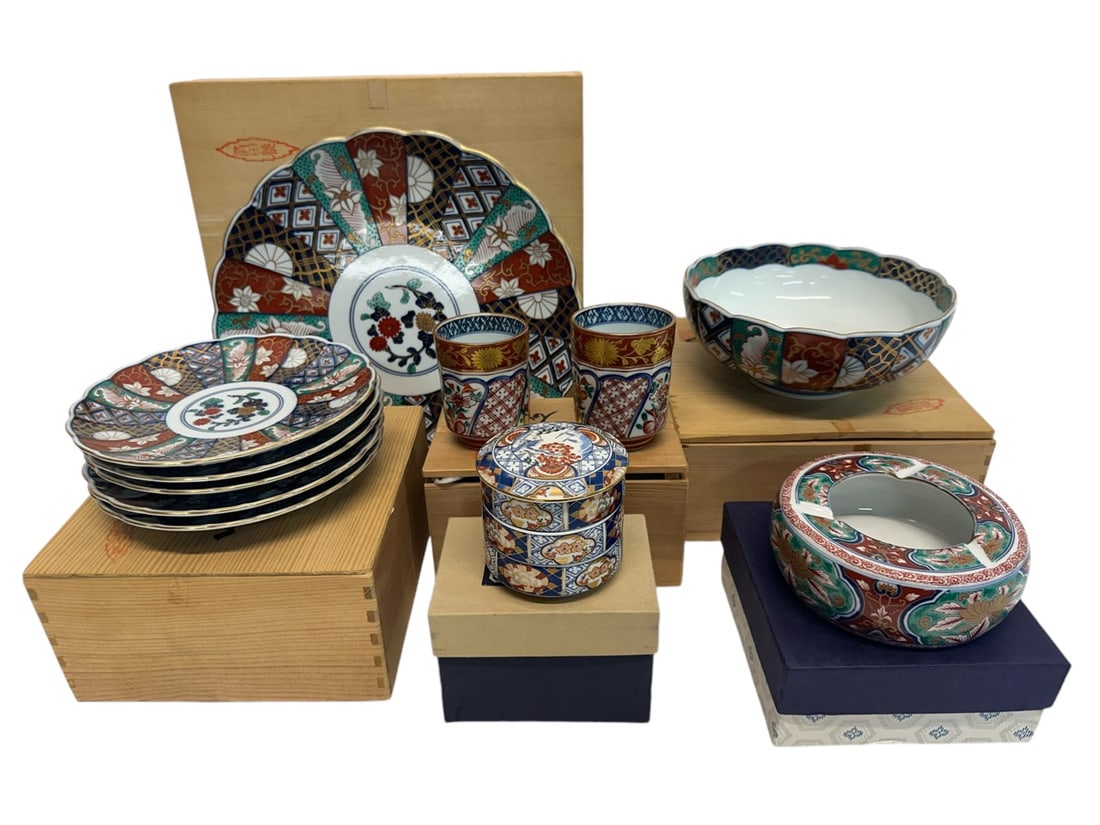 JAPANESE IMARI COLLECTION: COLLECTION OF IMARI, MOST WITH ORIGINAL CARTONS. PLATES, ASHTRAY, VESSELS. LARGEST IS 12"