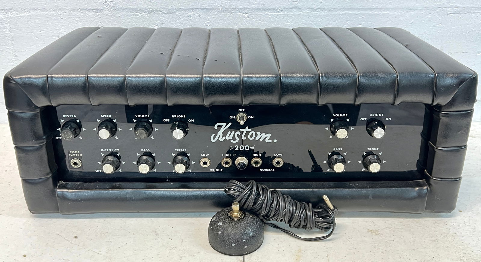 KUSTOM 200 TUCK AND ROLL AMP (1 of 3)