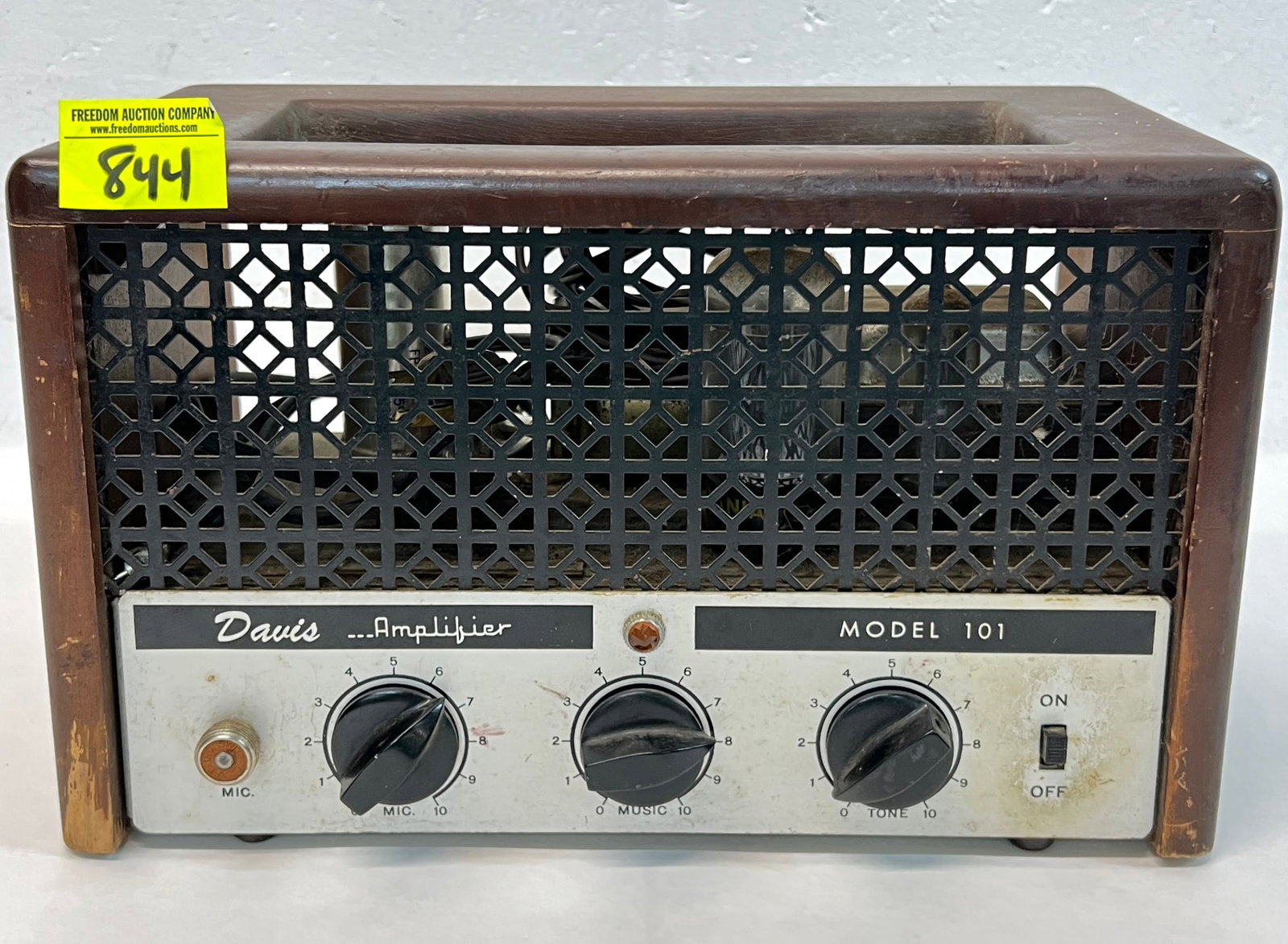 DAVIS MODEL 101 AMPLIFIER: POWERS ON BUT HAS NOT BEEN TESTED. 12"X6"X8". 10 POUNDS