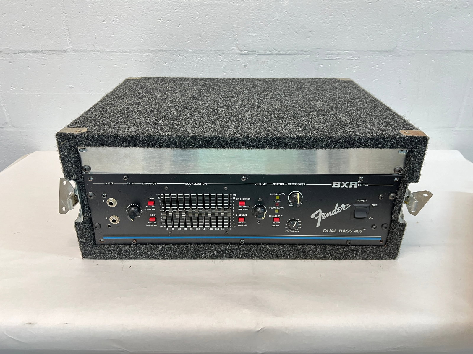 FENDER DUAL BASS 400 BXR SERIES: CUSTOM CABINET, POWERS ON, UNTESTED. 21"X17"X9". 60 POUNDS.