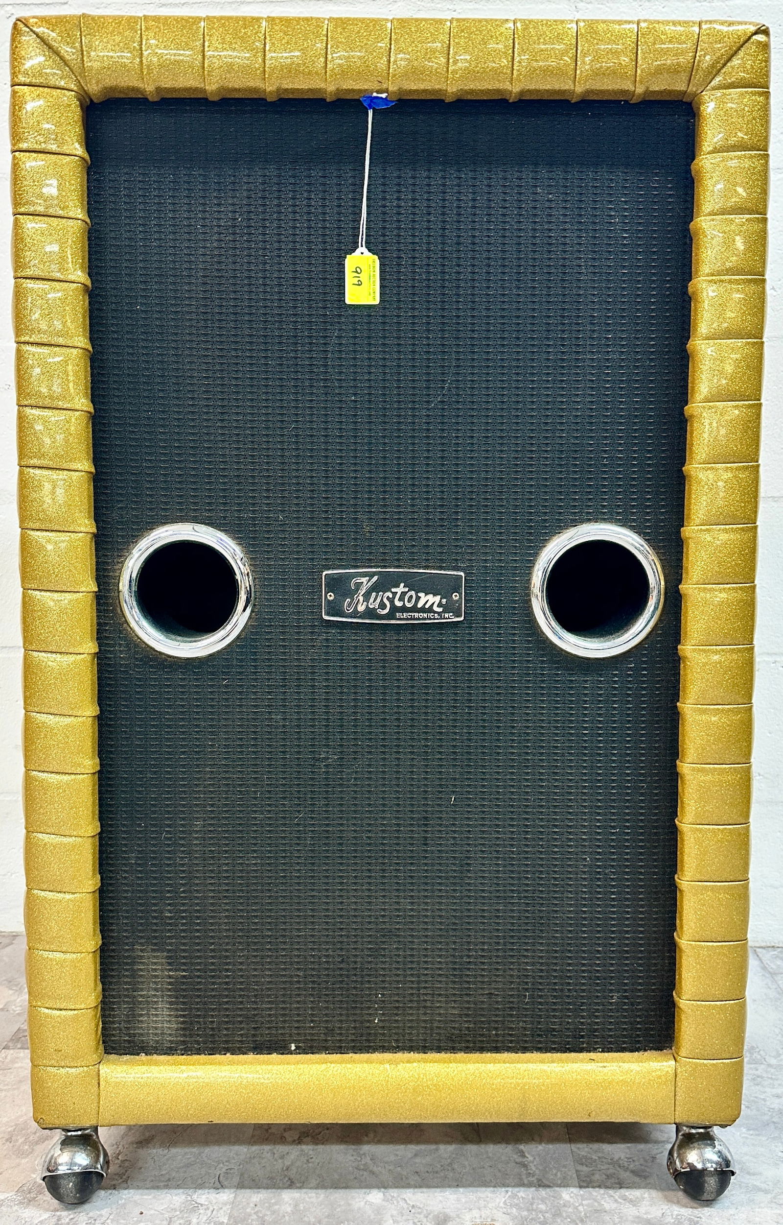 KUSTOM TUCK AND ROLL SPEAKER CABINET (1 of 3)