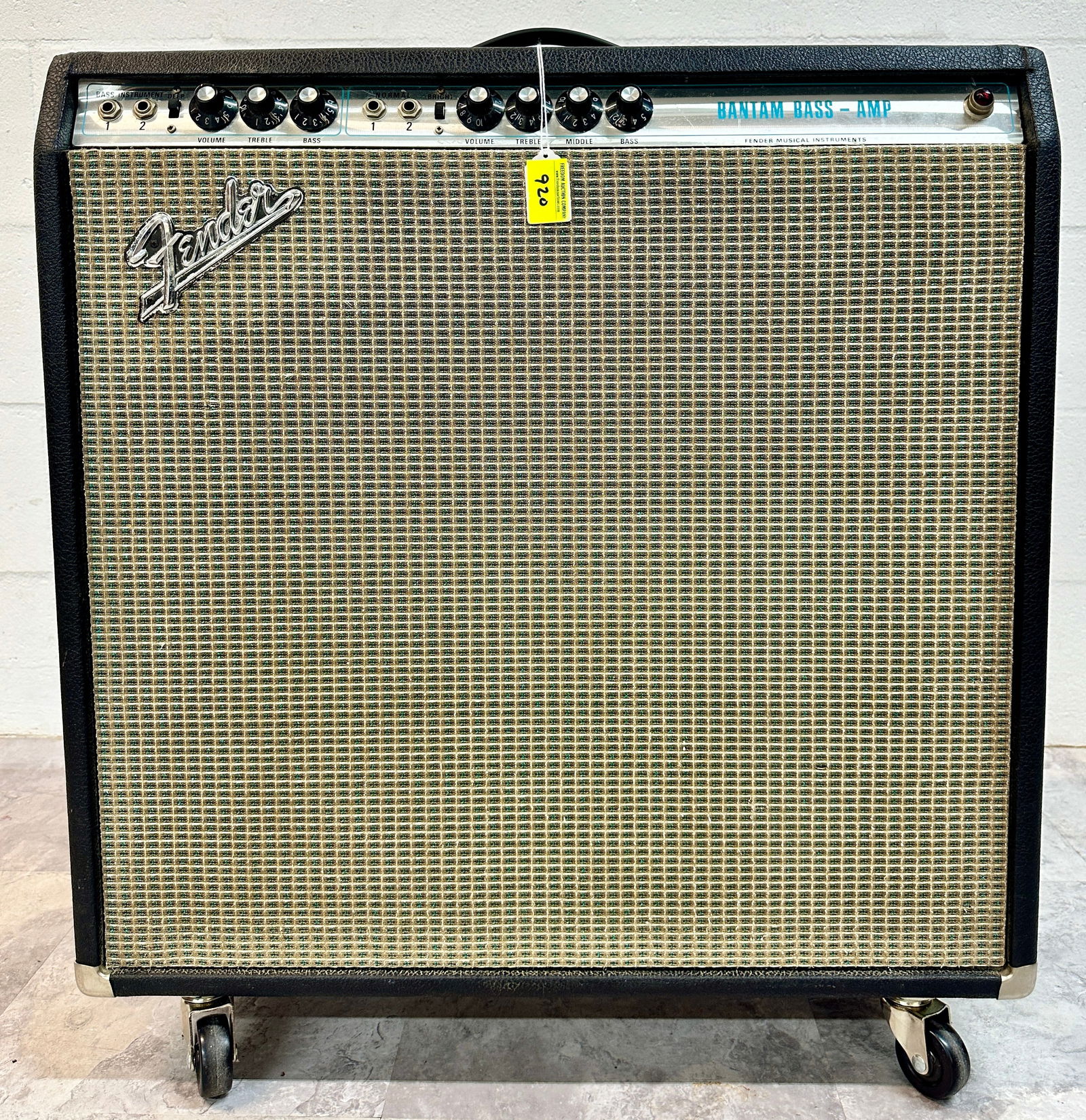FENDER BANTAM BASS AMP (1 of 2)