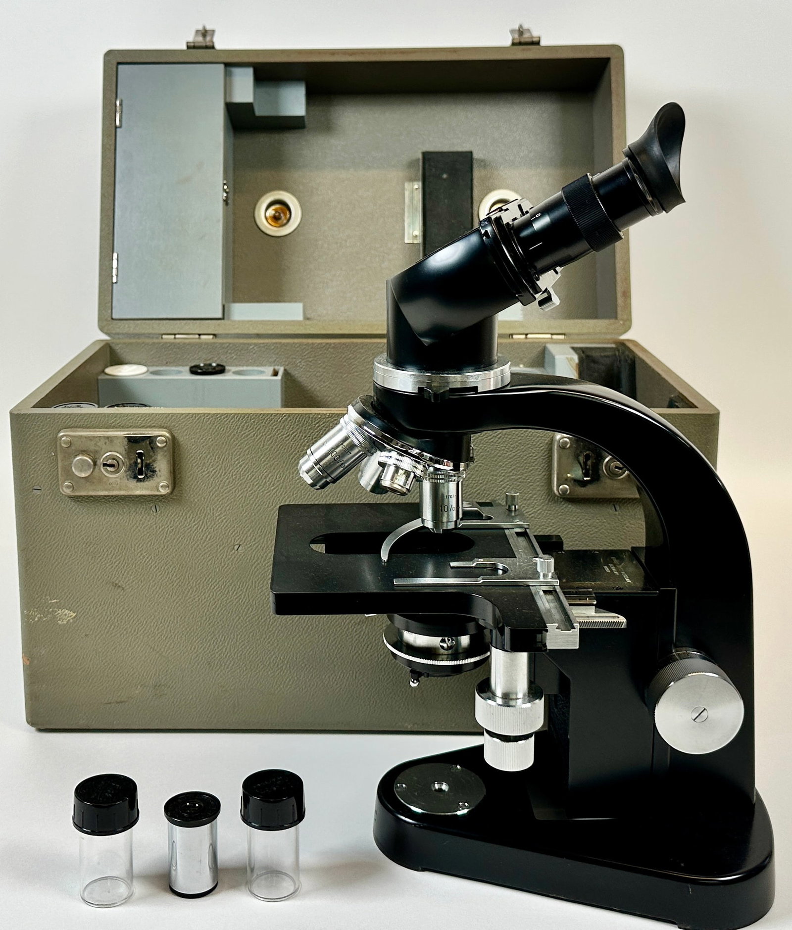 ERNEST LEITZ WETZLAR LEICA MICROSCOPE: WITH CASE. APPEARS TO BE COMPLETE. CASE 15"X9"X11"