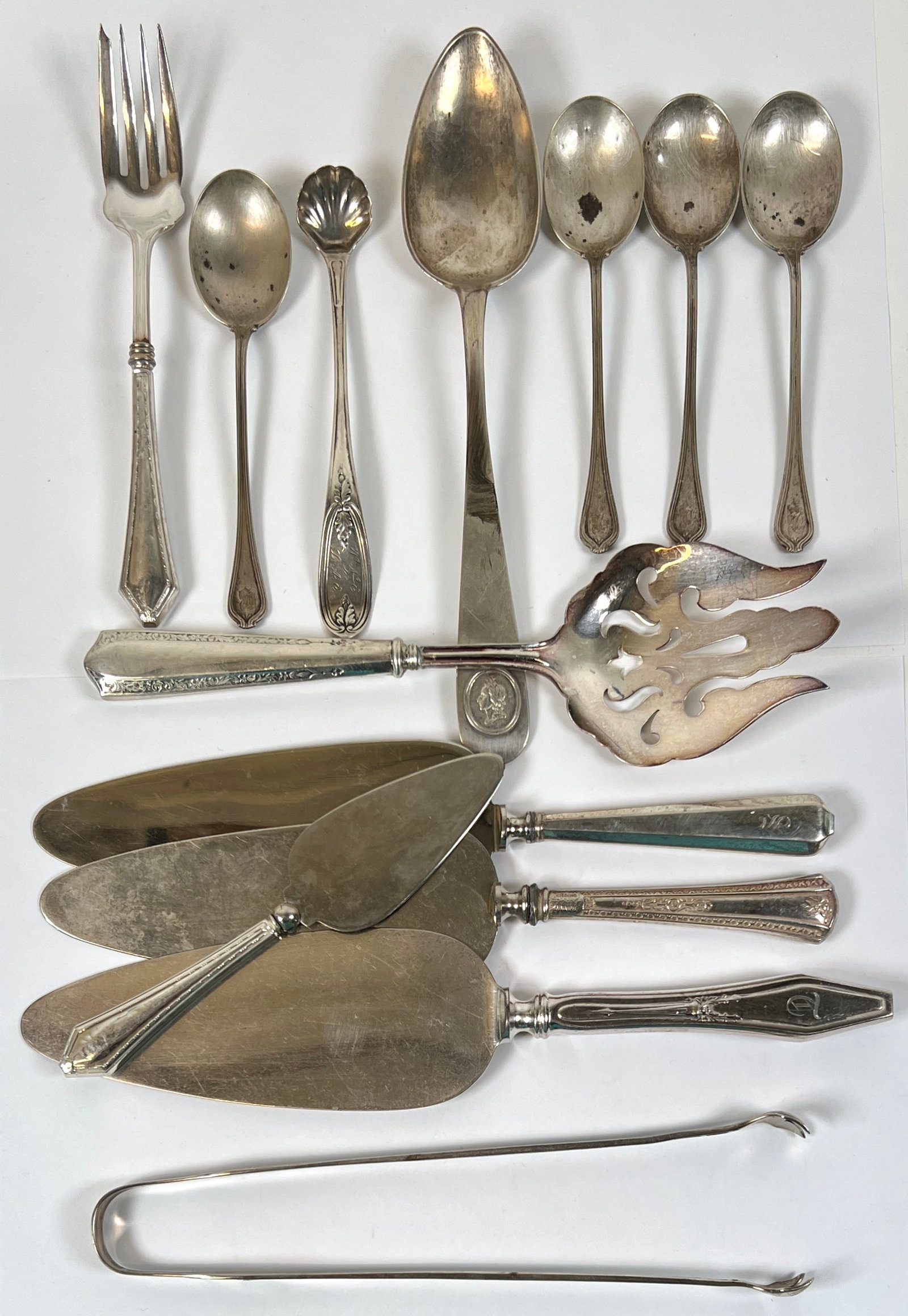 ESTATE COLLECTION OF STERLING SILVER SERVING: ASSORTED SERVING ITEMS. 206 GRAMS TOTAL WEIGHT NOT INCLUDING STERLING HANDLED UTENSILS.
