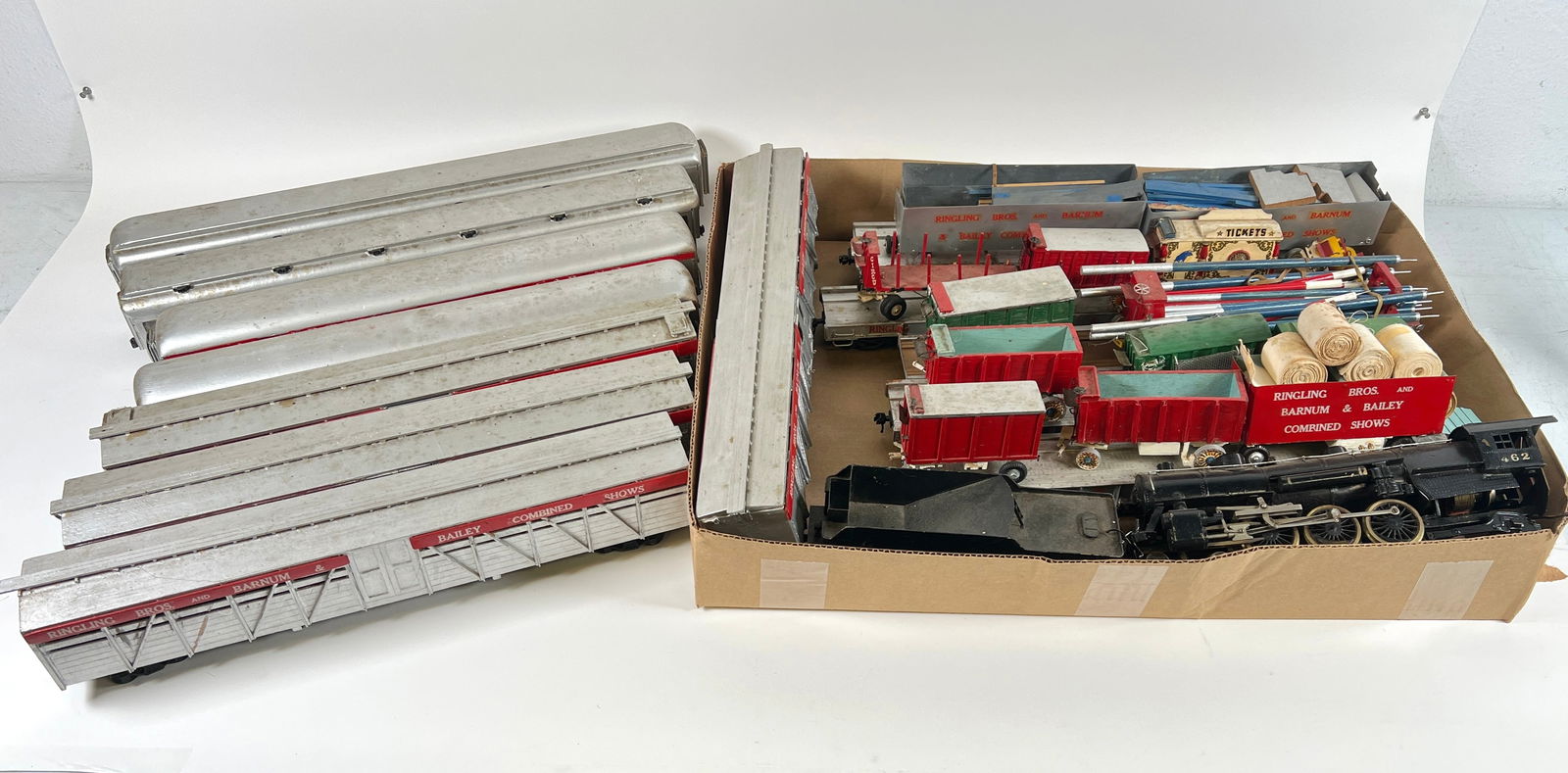 RINGLING BROS. BARNUM BAILEY CIRCUS TRAIN MODEL (1 of 3)