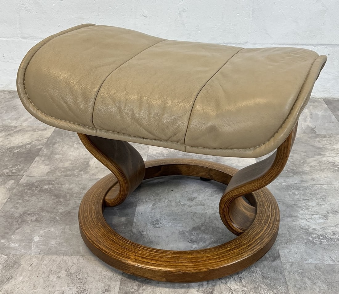 EKORNES STRESSLESS OTTOMAN: IN TAN LEATHER, TEAK BASE.