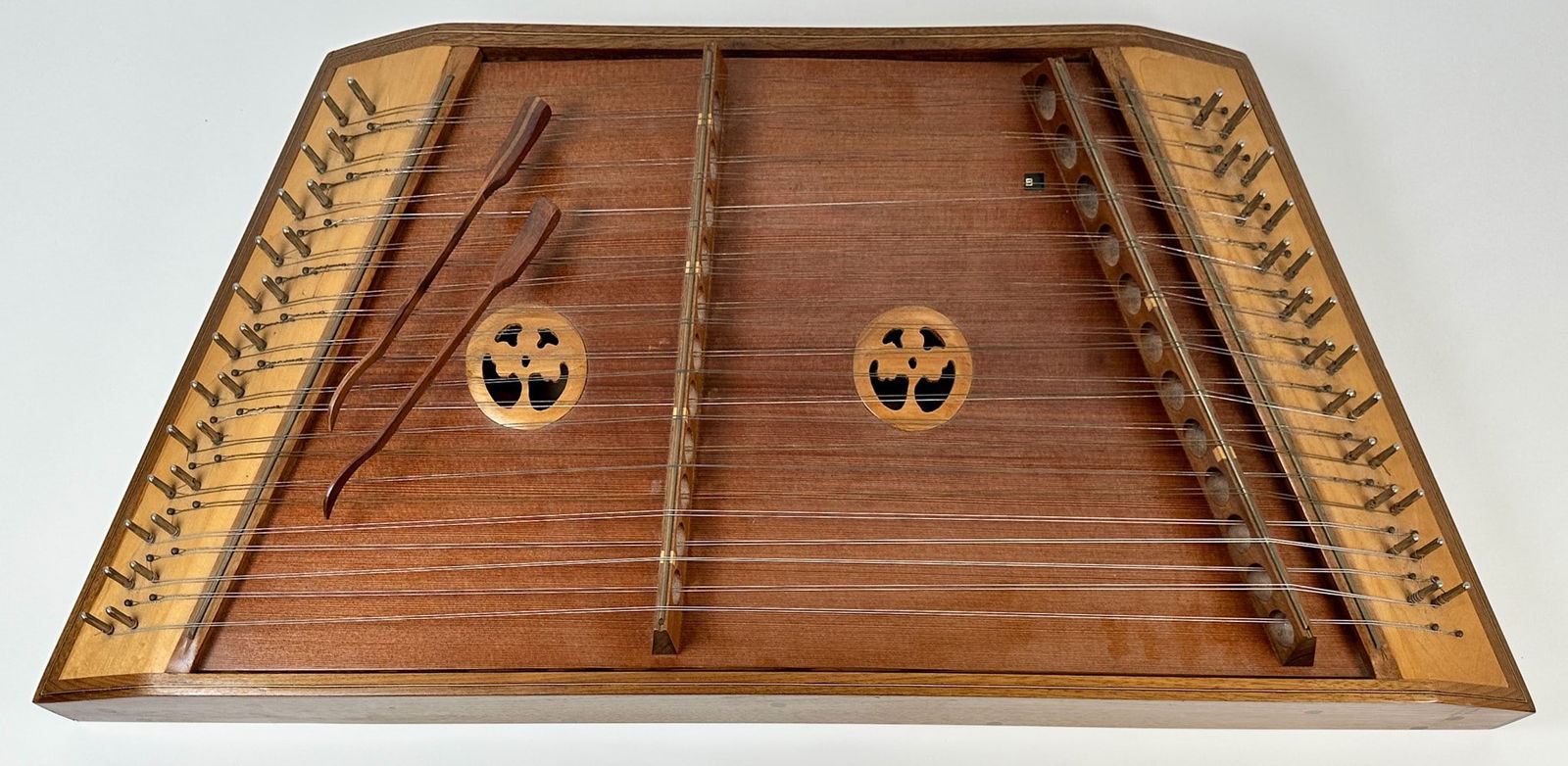 ANTIQUE HAMMERED DULCIMER: WITH HARD CASE, UNSIGNED.