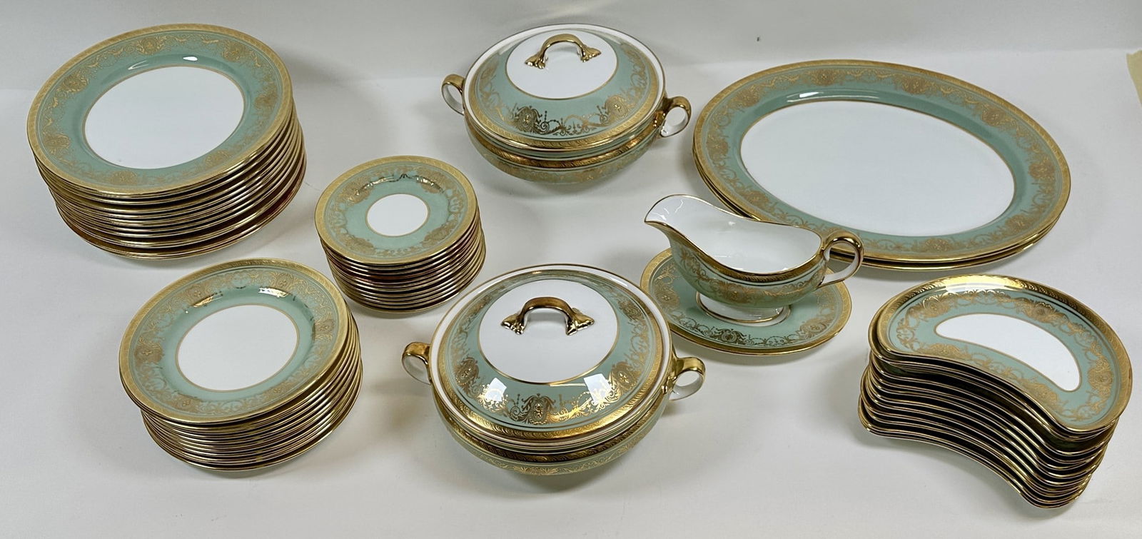 AYNSLEY "MARLBOROUGH" DINNERWARE: 105 PIECES